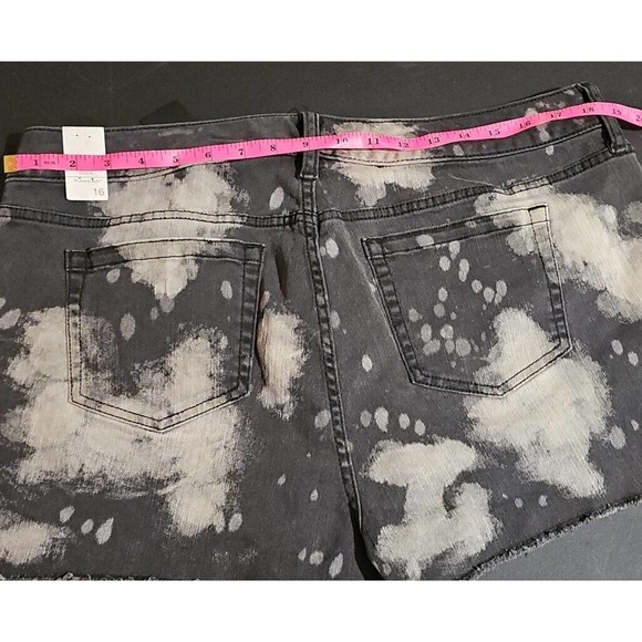 TORRID SHORTS WOMEN'S SIZE 16 BLACK SPLATTER 3.5 Inch Mid Rise 5 Pocket Sold Out - Picture 10 of 10